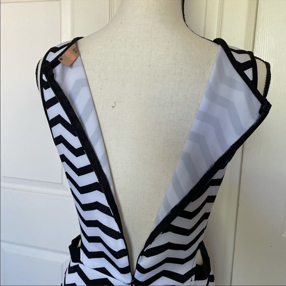 ModCloth Sis Sis Black and White Chevron Body Con Dress, Large - Picture 4 of 9